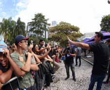 Adrenalina e velocidade: fãs apaixonados vibram com apresentação de carros na Red Bull Showrun