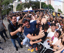 Adrenalina e velocidade: fãs apaixonados vibram com apresentação de carros na Red Bull Showrun