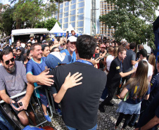 Adrenalina e velocidade: fãs apaixonados vibram com apresentação de carros na Red Bull Showrun