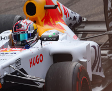 Adrenalina e velocidade: fãs apaixonados vibram com apresentação de carros na Red Bull Showrun