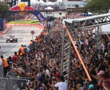 Adrenalina e velocidade: fãs apaixonados vibram com apresentação de carros na Red Bull Showrun