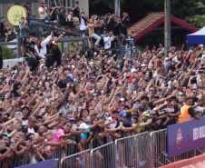 Adrenalina e velocidade: fãs apaixonados vibram com apresentação de carros na Red Bull Showrun