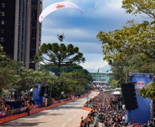 Adrenalina e velocidade: fãs apaixonados vibram com apresentação de carros na Red Bull Showrun