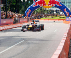 Adrenalina e velocidade: fãs apaixonados vibram com apresentação de carros na Red Bull Showrun