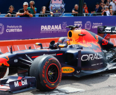 Adrenalina e velocidade: fãs apaixonados vibram com apresentação de carros na Red Bull Showrun