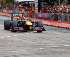 Adrenalina e velocidade: fãs apaixonados vibram com apresentação de carros na Red Bull Showrun