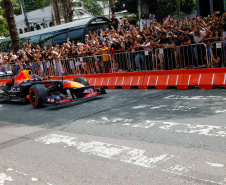Adrenalina e velocidade: fãs apaixonados vibram com apresentação de carros na Red Bull Showrun