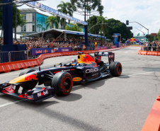 Adrenalina e velocidade: fãs apaixonados vibram com apresentação de carros na Red Bull Showrun
