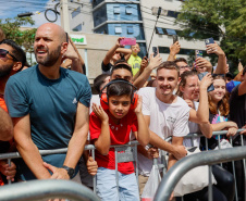 Adrenalina e velocidade: fãs apaixonados vibram com apresentação de carros na Red Bull Showrun