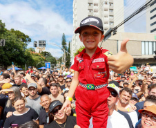 Adrenalina e velocidade: fãs apaixonados vibram com apresentação de carros na Red Bull Showrun