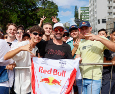 Adrenalina e velocidade: fãs apaixonados vibram com apresentação de carros na Red Bull Showrun
