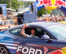 Adrenalina e velocidade: fãs apaixonados vibram com apresentação de carros na Red Bull Showrun