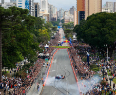 Adrenalina e velocidade: fãs apaixonados vibram com apresentação de carros na Red Bull Showrun