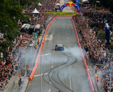 Adrenalina e velocidade: fãs apaixonados vibram com apresentação de carros na Red Bull Showrun
