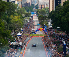 Adrenalina e velocidade: fãs apaixonados vibram com apresentação de carros na Red Bull Showrun