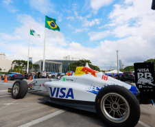 Adrenalina e velocidade: fãs apaixonados vibram com apresentação de carros na Red Bull Showrun