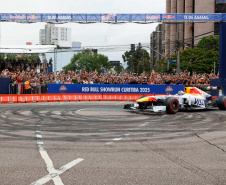 Adrenalina e velocidade: fãs apaixonados vibram com apresentação de carros na Red Bull Showrun