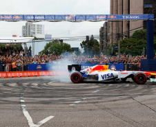 Adrenalina e velocidade: fãs apaixonados vibram com apresentação de carros na Red Bull Showrun