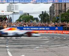 Adrenalina e velocidade: fãs apaixonados vibram com apresentação de carros na Red Bull Showrun