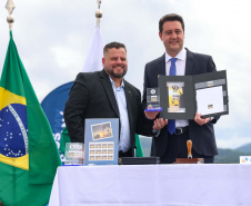 Governador Carlos Massa Ratinho Junior participou nesta segunda-feira (17) da cerimônia de 90 anos do porto, quando anunciou investimento bilionário para a construção do Píer em T que vai ampliar a capacidade de movimentação de cargas.