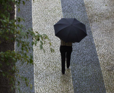 NOVA FRENTE FRIA TRAZ CHUVA NESTA QUINTA-FEIRA E QUEDA DA TEMPERATURA NO FIM DE SEMANA
