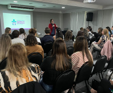  Sesa capacita profissionais para ampliar o cuidado com a infância no Paraná