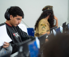 Simulado do Saeb e trote de profissões engajam estudantes de colégio estadual em Curitiba