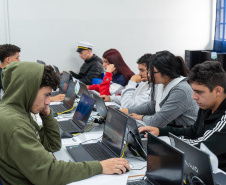 Simulado do Saeb e trote de profissões engajam estudantes de colégio estadual em Curitiba