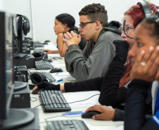 Simulado do Saeb e trote de profissões engajam estudantes de colégio estadual em Curitiba
