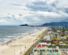 Temporada 2024/2025 do Verão Maior Paraná movimentou quase R$ 700 milhões em licenciamentos ambientais de novos empreendimentos no Litoral.