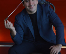 Orquestra Sinfônica do Paraná se apresenta neste domingo no Guairão com regência de José Soares e participação do pianista Estefan Iatcekiw