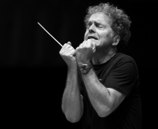 Maestro holandês Vincent de Kort rege a Orquestra Sinfônica do Paraná em concerto neste domingo