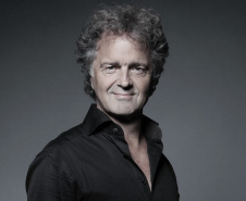 Maestro holandês Vincent de Kort rege a Orquestra Sinfônica do Paraná em concerto neste domingo