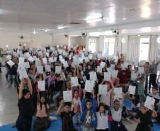 Em Rebouças, voluntários da Copel orientam estudantes sobre cuidados com a rede elétrica