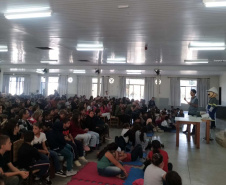 Em Rebouças, voluntários da Copel orientam estudantes sobre cuidados com a rede elétrica