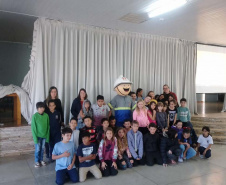 Em Rebouças, voluntários da Copel orientam estudantes sobre cuidados com a rede elétrica
