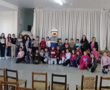 Em Rebouças, voluntários da Copel orientam estudantes sobre cuidados com a rede elétrica