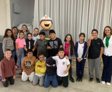 Em Rebouças, voluntários da Copel orientam estudantes sobre cuidados com a rede elétrica