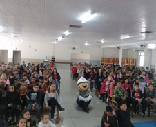 Em Rebouças, voluntários da Copel orientam estudantes sobre cuidados com a rede elétrica