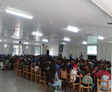 Em Rebouças, voluntários da Copel orientam estudantes sobre cuidados com a rede elétrica