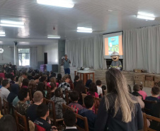 Em Rebouças, voluntários da Copel orientam estudantes sobre cuidados com a rede elétrica