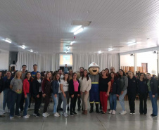 Em Rebouças, voluntários da Copel orientam estudantes sobre cuidados com a rede elétrica