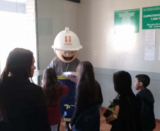 Em Rebouças, voluntários da Copel orientam estudantes sobre cuidados com a rede elétrica