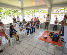 Portos do Paraná realiza oficina de coleta e despolpa do açaí juçara em comunidade no Litoral