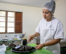 Portos do Paraná realiza oficina de coleta e despolpa do açaí juçara em comunidade no Litoral