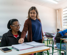 Conhece alguém que quer aprender a ler e escrever? Inscrições para o Alfabetiza Paraná encerram em 15 de maio