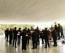 Concerto da Orquestra Sinfônica do Paraná no Museu Oscar Niemeyer é sucesso de público