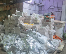 Ação de fiscalização do IAT apreendeu materiais de construção que estavam entrando de maneira ilegal na Ilha do Mel.