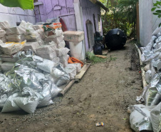 Ação de fiscalização do IAT apreendeu materiais de construção que estavam entrando de maneira ilegal na Ilha do Mel.