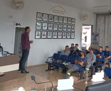 Em Rebouças, voluntários da Copel orientam estudantes sobre cuidados com a rede elétrica
